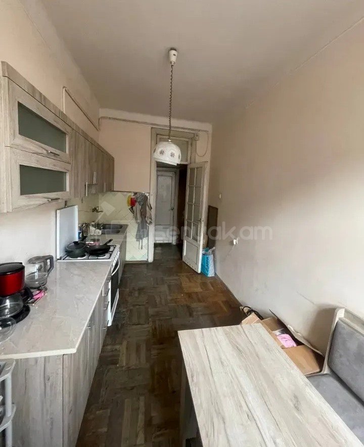 3 Սենյականոց Բնակարան Քարե Շենքում, 95քմ, 3/5 հարկ, Պետական Վիճակում