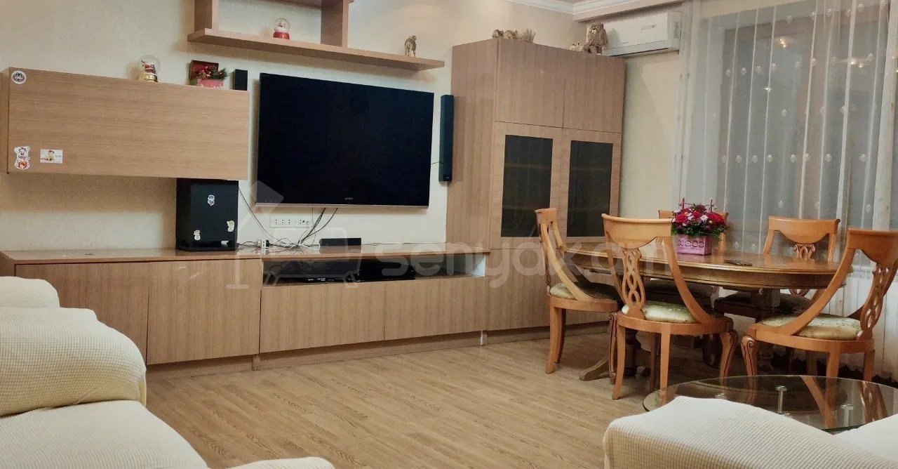 4 Սենյականոց Բնակարան Քարե Շենքում, 80քմ, 4/5 հարկ, Նորմալ Վիճակում