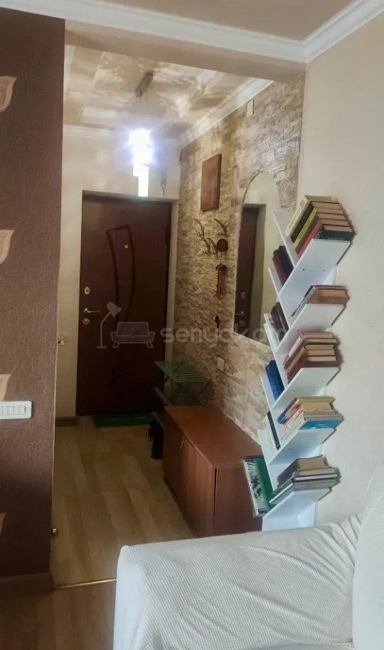 4 Սենյականոց Բնակարան Քարե Շենքում, 80քմ, 4/5 հարկ, Նորմալ Վիճակում