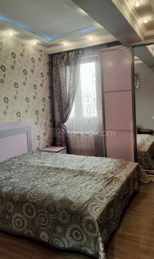 4 Սենյականոց Բնակարան Քարե Շենքում, 80քմ, 4/5 հարկ, Նորմալ Վիճակում