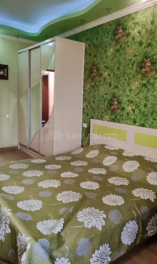 4 Սենյականոց Բնակարան Քարե Շենքում, 80քմ, 4/5 հարկ, Նորմալ Վիճակում