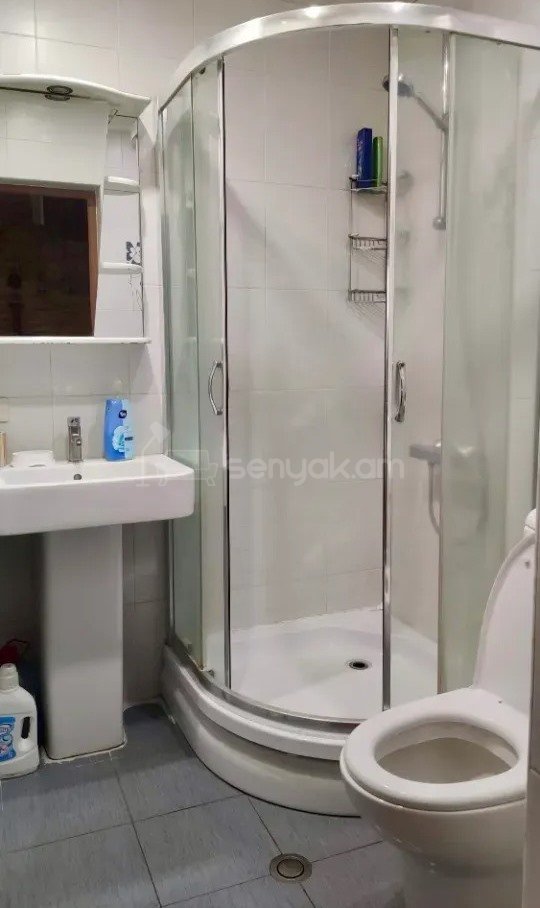 4 Սենյականոց Բնակարան Քարե Շենքում, 80քմ, 4/5 հարկ, Նորմալ Վիճակում