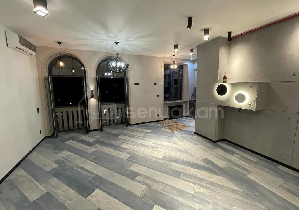 1 Սենյականոց Բնակարան Քարե Շենքում, 35քմ, 4/4 հարկ, Կապիտալ Վերանորոգված