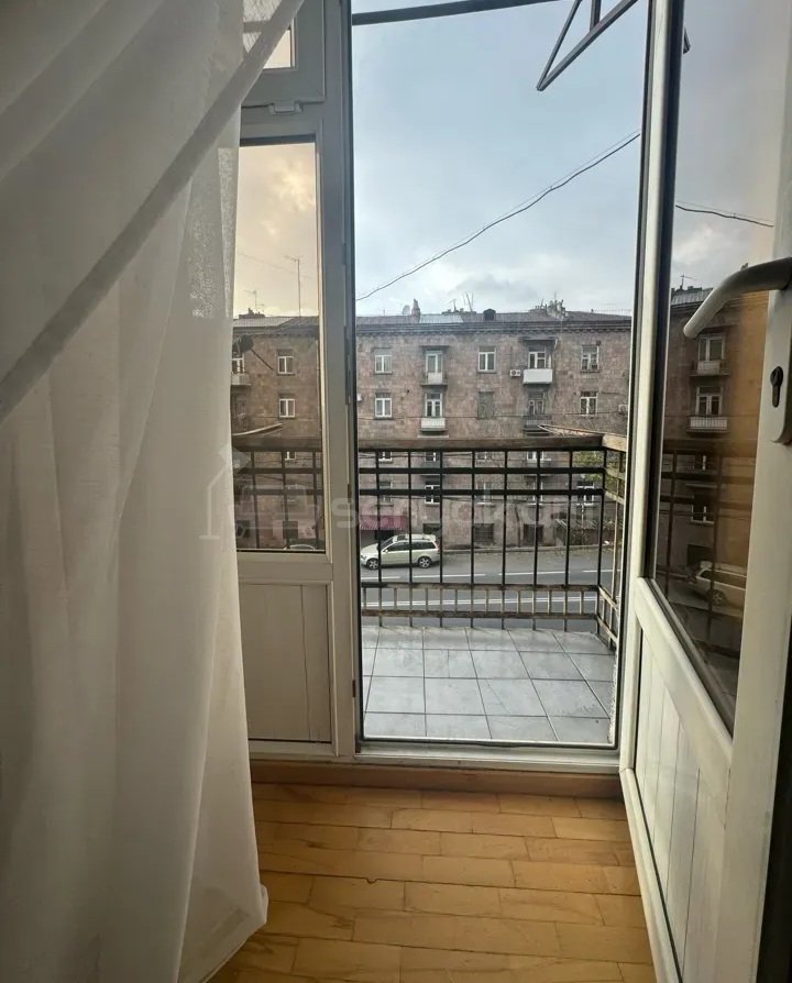 1 Սենյականոց Բնակարան Քարե Շենքում, 36քմ, 3/5 հարկ, Կապիտալ Վերանորոգված, Կահավորված