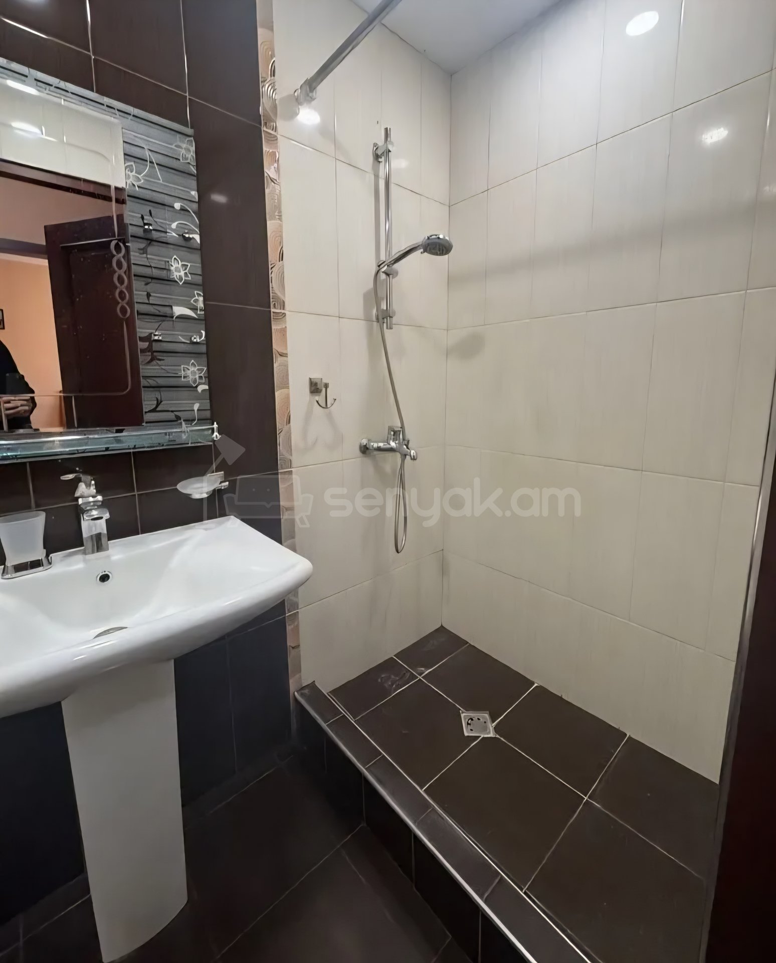 2 Սենյականոց Բնակարան Քարե Շենքում, 45քմ, 3/5 հարկ, Կապիտալ Վերանորոգված, Կահավորված