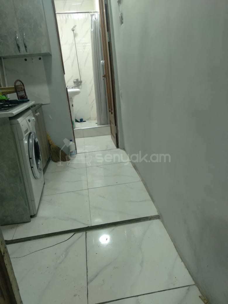 1 Սենյականոց Բնակարան Քարե Շենքում, 30քմ, 1/1 հարկ, Նորմալ Վիճակում, Կահավորված