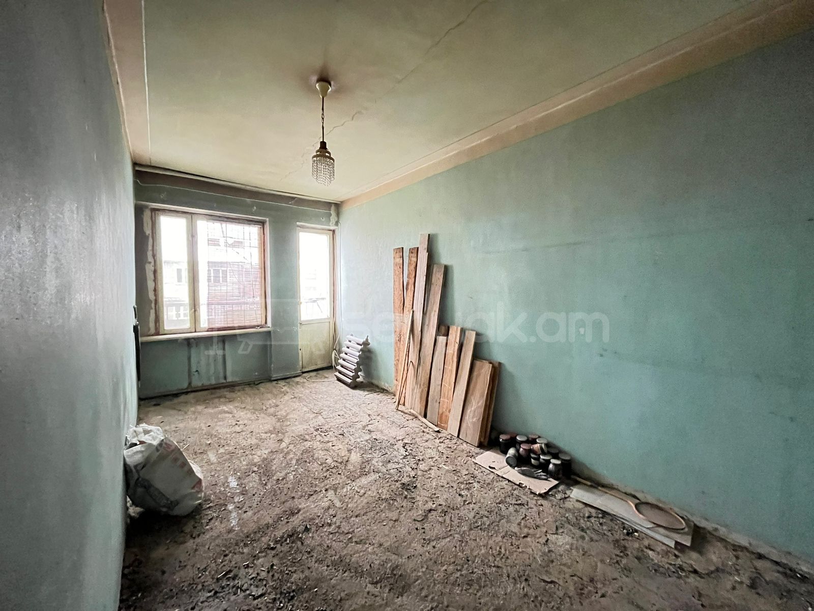 4 Սենյականոց Բնակարան Քարե Շենքում, 92քմ, 3/5 հարկ, Պետական Վիճակում