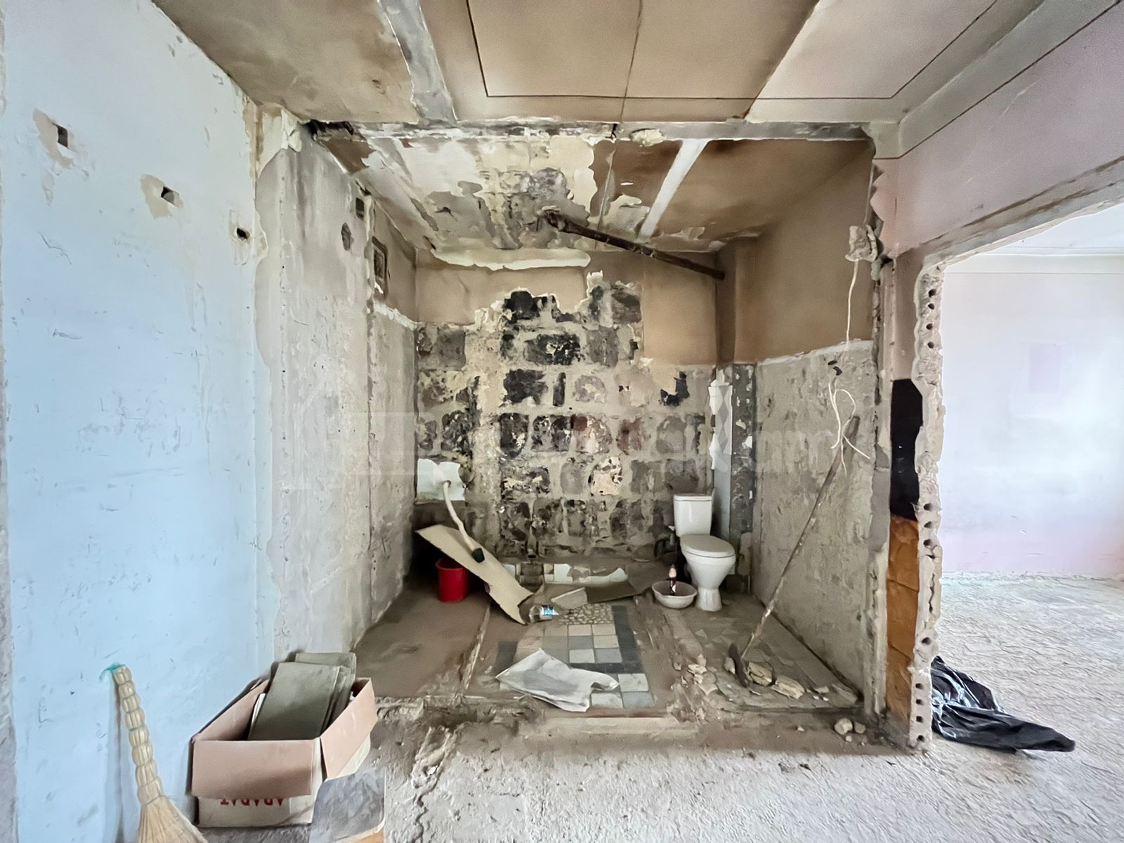 4 Սենյականոց Բնակարան Քարե Շենքում, 92քմ, 3/5 հարկ, Պետական Վիճակում