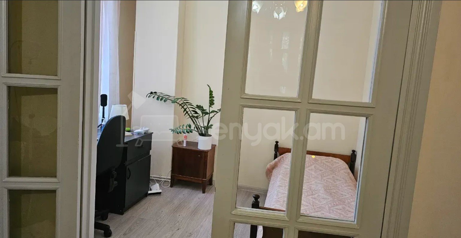 3 Սենյականոց Բնակարան Քարե Շենքում, 70քմ, 3/5 հարկ, Կապիտալ Վերանորոգված, Կահավորված