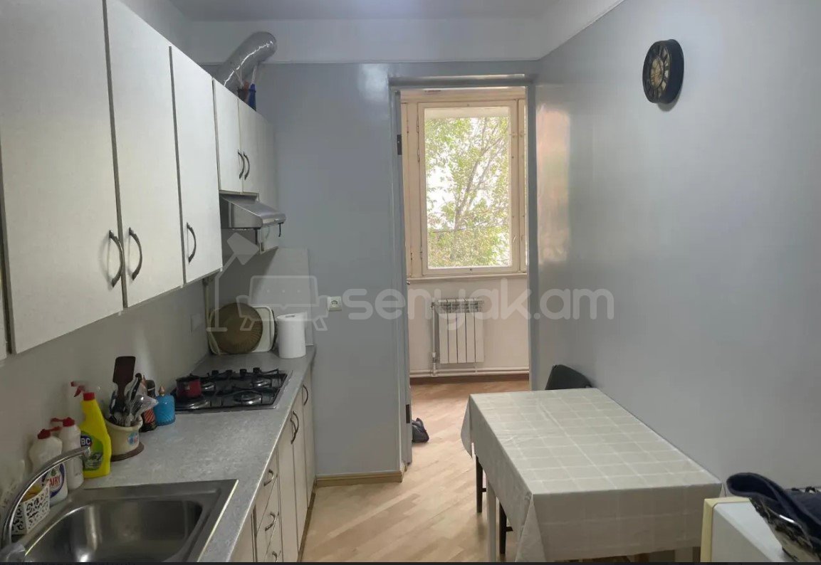 3 Սենյականոց Բնակարան Քարե Շենքում, 70քմ, 3/5 հարկ, Կապիտալ Վերանորոգված, Կահավորված