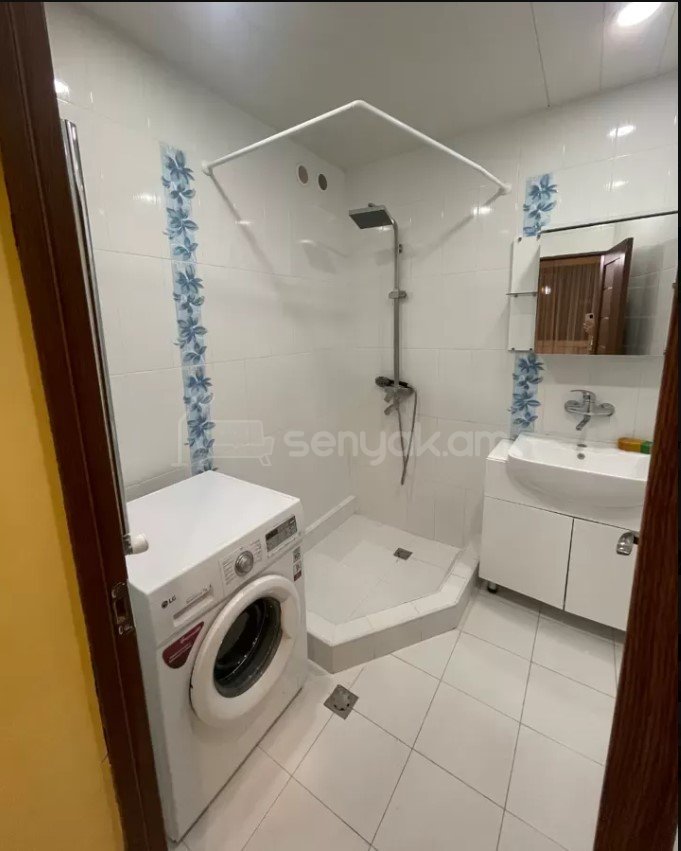 3 Սենյականոց Բնակարան Քարե Շենքում, 100քմ, 2/5 հարկ, Կապիտալ Վերանորոգված, Կահավորված