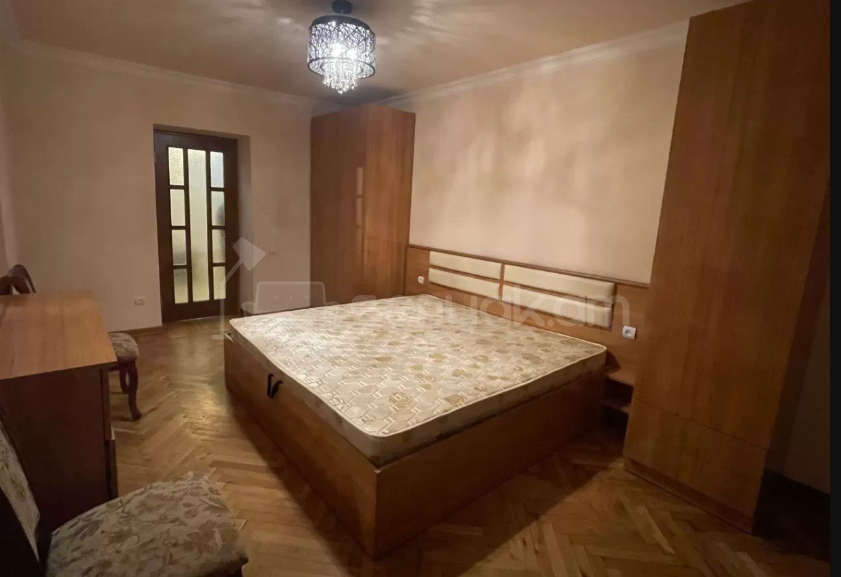 3 Սենյականոց Բնակարան Քարե Շենքում, 100քմ, 2/5 հարկ, Կապիտալ Վերանորոգված, Կահավորված