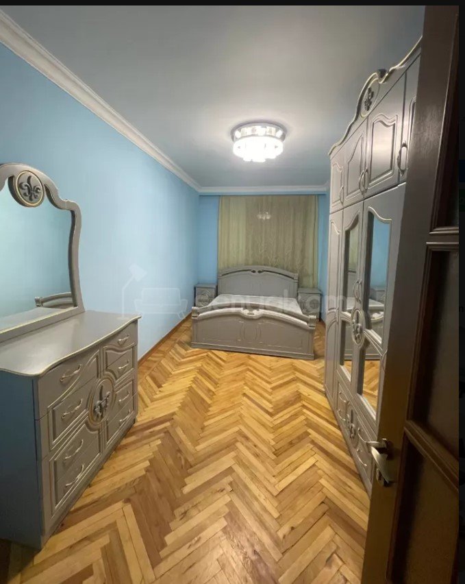 3 Սենյականոց Բնակարան Քարե Շենքում, 100քմ, 2/5 հարկ, Կապիտալ Վերանորոգված, Կահավորված