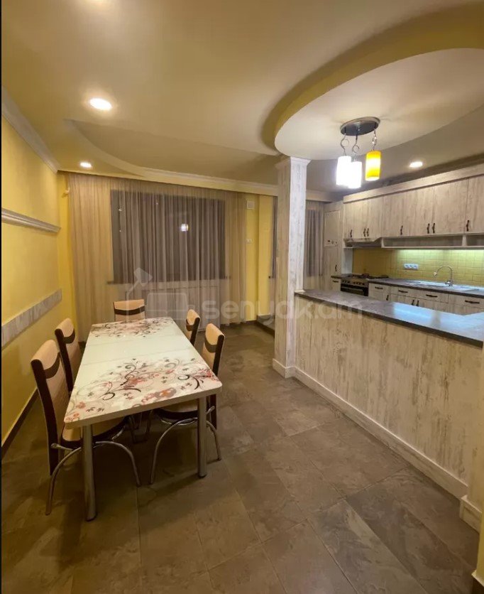 3 Սենյականոց Բնակարան Քարե Շենքում, 100քմ, 2/5 հարկ, Կապիտալ Վերանորոգված, Կահավորված