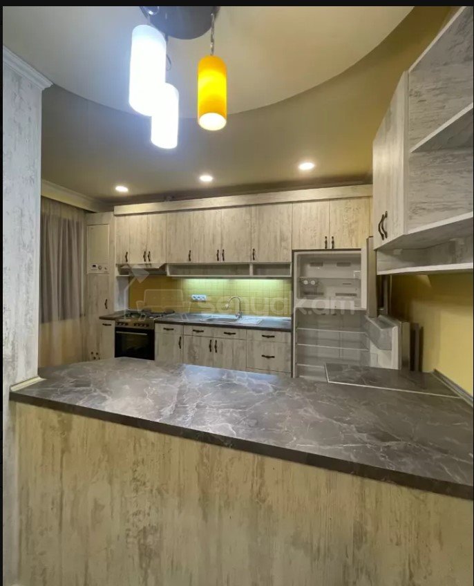 3 Սենյականոց Բնակարան Քարե Շենքում, 100քմ, 2/5 հարկ, Կապիտալ Վերանորոգված, Կահավորված