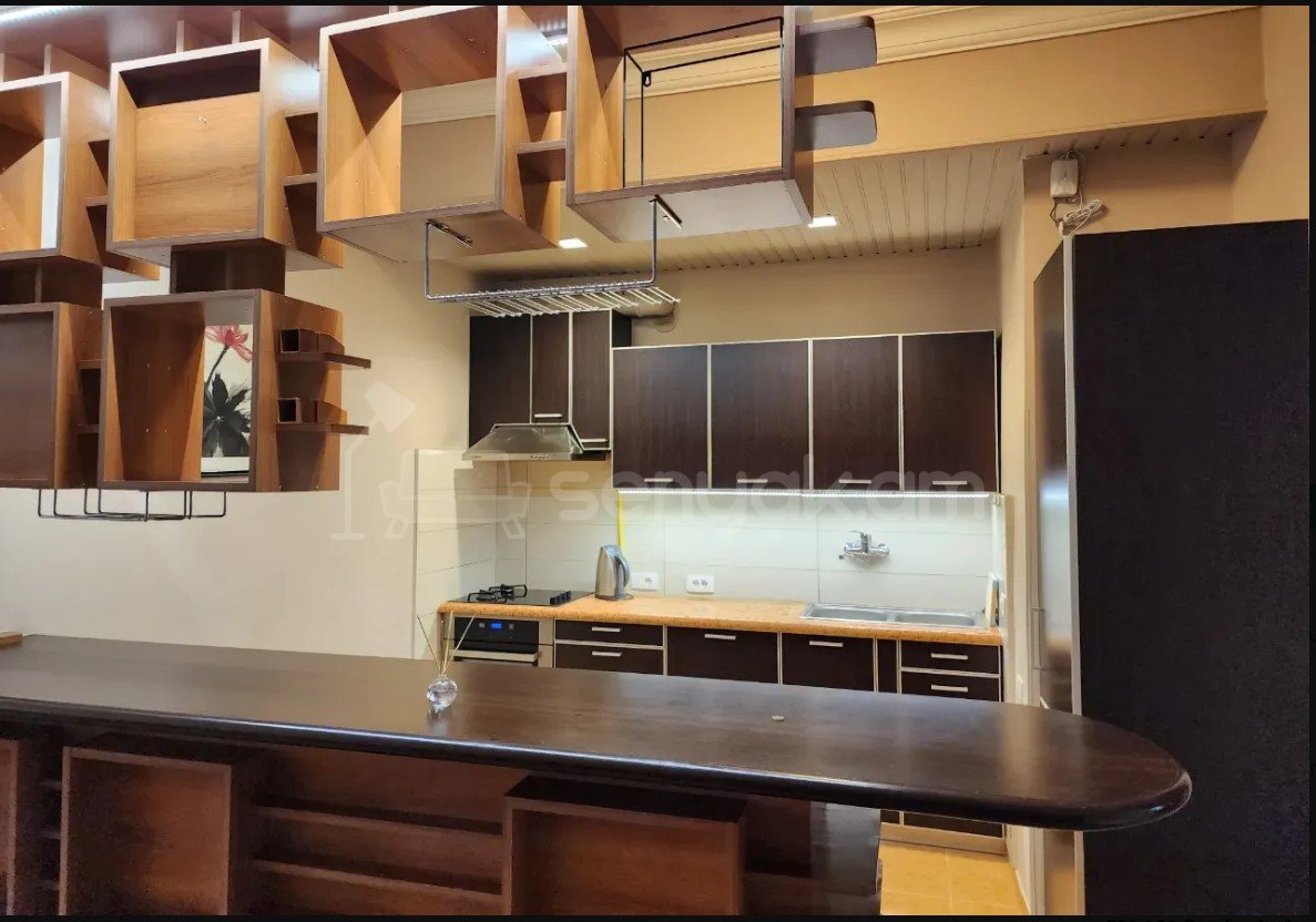 3 Սենյականոց Բնակարան Քարե Շենքում, 118քմ, 2/5 հարկ, Կապիտալ Վերանորոգված, Կահավորված