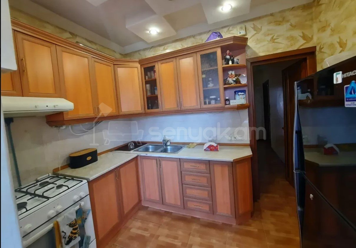 3 Սենյականոց Բնակարան Քարե Շենքում, 85քմ, 5/5 հարկ, Կապիտալ Վերանորոգված, Կահավորված