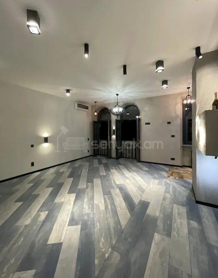 1 Սենյականոց Բնակարան Քարե Շենքում, 35քմ, 4/4 հարկ, Կապիտալ Վերանորոգված