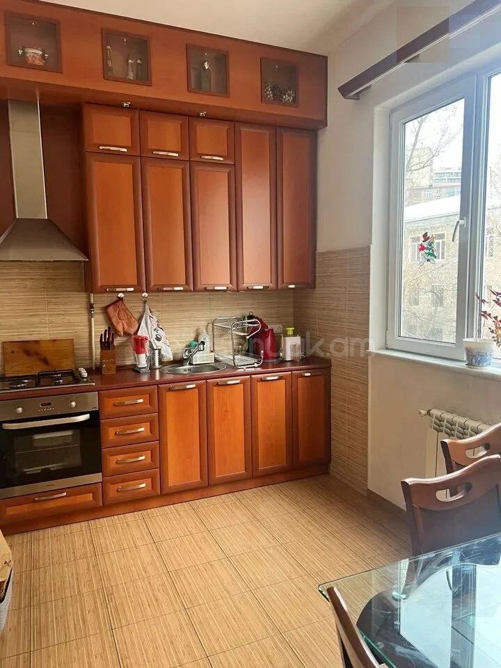 3 Սենյականոց Բնակարան Քարե Շենքում, 78քմ, 3/4 հարկ, Կապիտալ Վերանորոգված