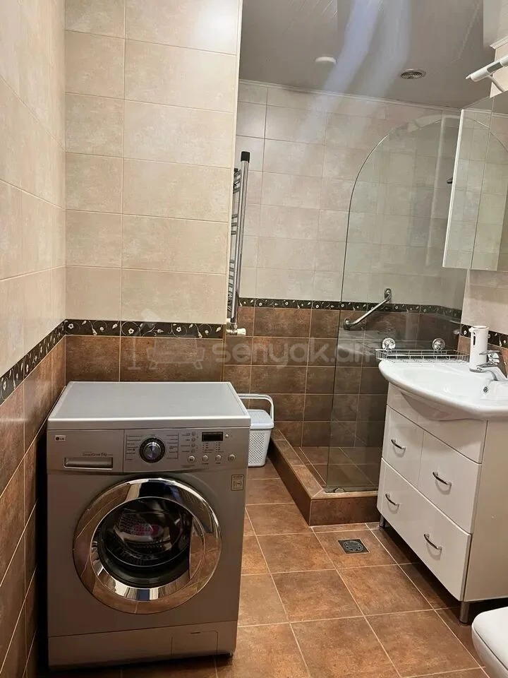 3 Սենյականոց Բնակարան Քարե Շենքում, 78քմ, 3/4 հարկ, Կապիտալ Վերանորոգված