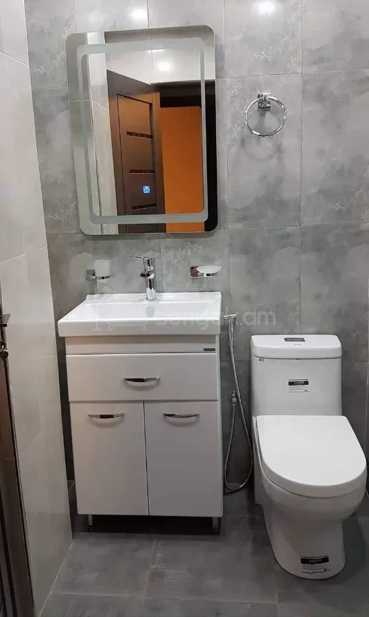 3 Սենյականոց Բնակարան Քարե Շենքում, 80քմ, 7/9 հարկ, Նորմալ Վիճակում, Կահավորված