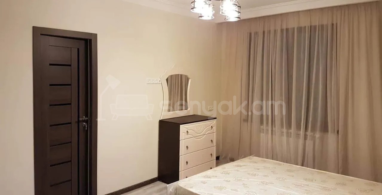 3 Սենյականոց Բնակարան Քարե Շենքում, 80քմ, 7/9 հարկ, Նորմալ Վիճակում, Կահավորված