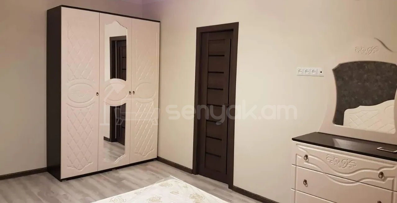 3 Սենյականոց Բնակարան Քարե Շենքում, 80քմ, 7/9 հարկ, Նորմալ Վիճակում, Կահավորված