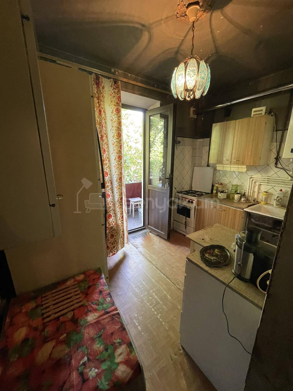 3 Սենյականոց Բնակարան Քարե Շենքում, 75քմ, 4/5 հարկ, Պետական Վիճակում