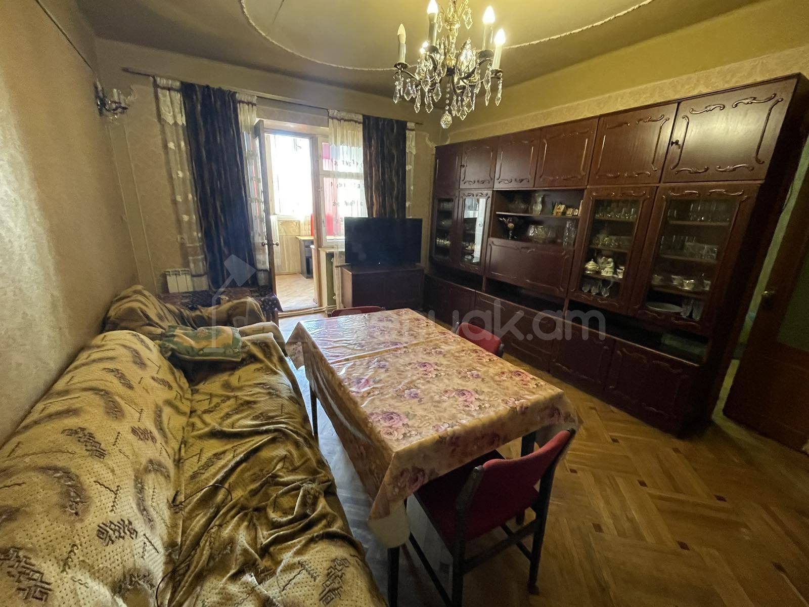 3 Սենյականոց Բնակարան Քարե Շենքում, 75քմ, 4/5 հարկ, Պետական Վիճակում