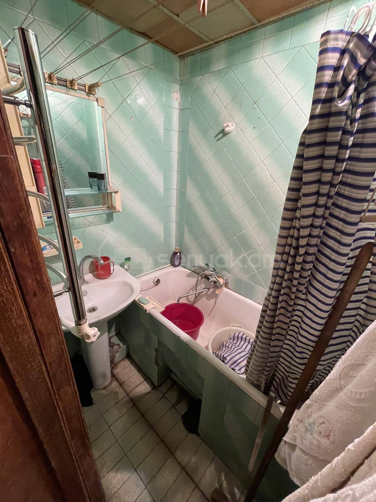 3 Սենյականոց Բնակարան Քարե Շենքում, 75քմ, 4/5 հարկ, Պետական Վիճակում