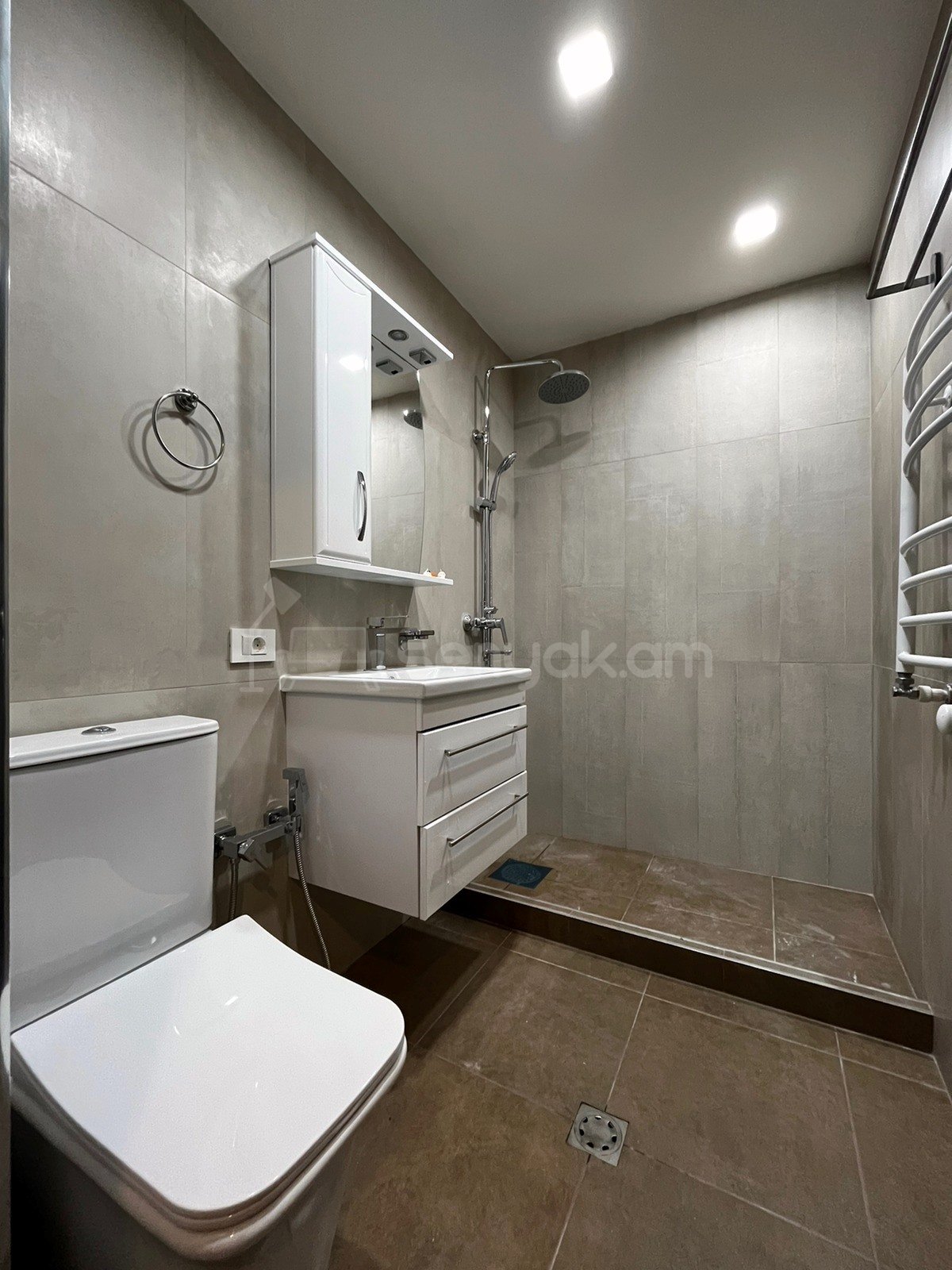 3 Սենյականոց Բնակարան Նորակառույցում, 67քմ, 2/2 հարկ, Դիզայներական Վերանորոգված