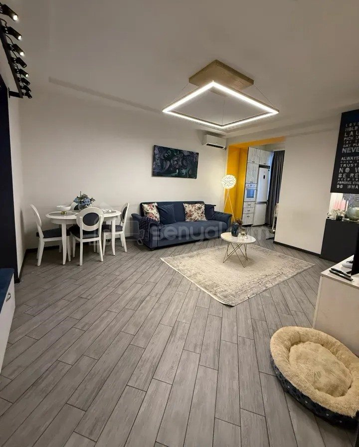 2 Սենյականոց Բնակարան Քարե Շենքում, 47քմ, 3/4 հարկ, Դիզայներական Վերանորոգված