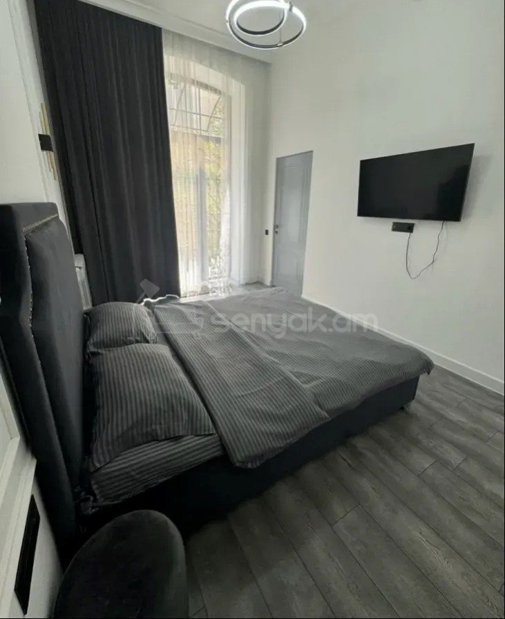 1 Սենյականոց Բնակարան Քարե Շենքում, 30քմ, 3/4 հարկ, Դիզայներական Վերանորոգված