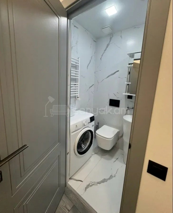 1 Սենյականոց Բնակարան Քարե Շենքում, 30քմ, 3/4 հարկ, Դիզայներական Վերանորոգված