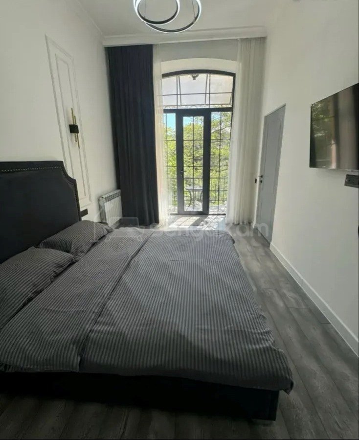 1 Սենյականոց Բնակարան Քարե Շենքում, 30քմ, 3/4 հարկ, Դիզայներական Վերանորոգված