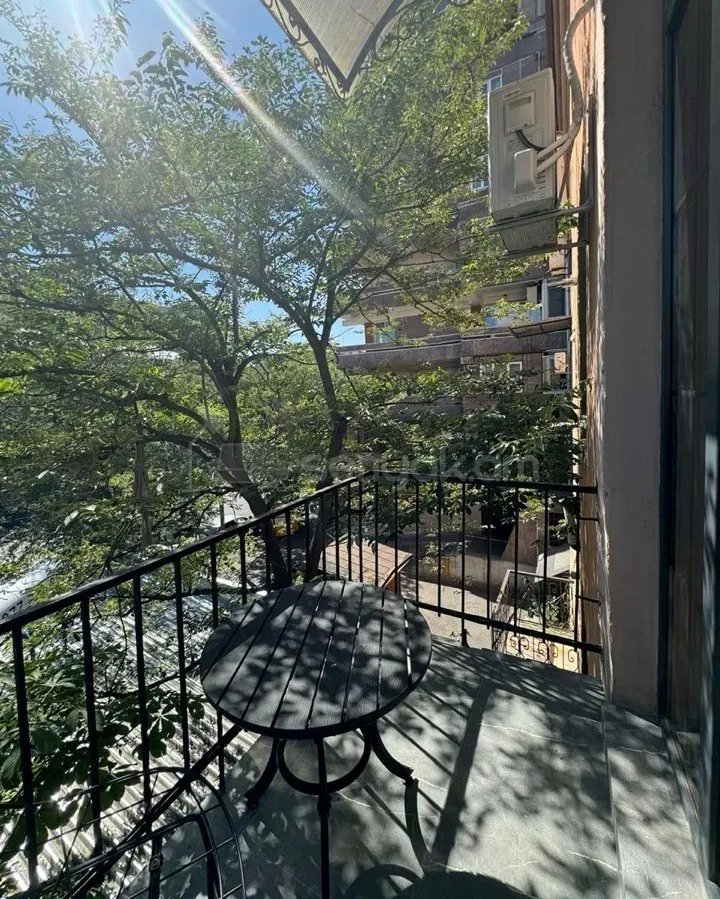 1 Սենյականոց Բնակարան Քարե Շենքում, 30քմ, 3/4 հարկ, Դիզայներական Վերանորոգված