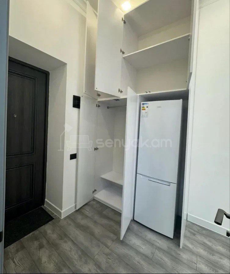 1 Սենյականոց Բնակարան Քարե Շենքում, 30քմ, 3/4 հարկ, Դիզայներական Վերանորոգված