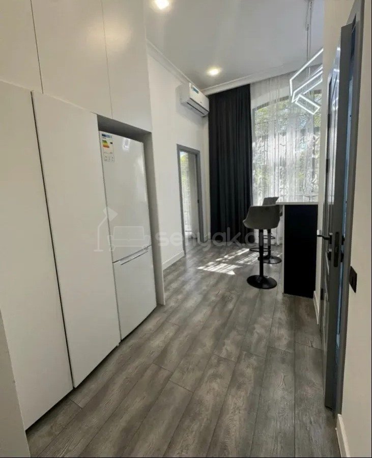 1 Սենյականոց Բնակարան Քարե Շենքում, 30քմ, 3/4 հարկ, Դիզայներական Վերանորոգված