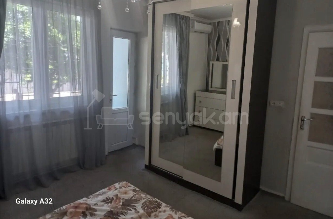 3 Սենյականոց Բնակարան Քարե Շենքում, 72քմ, 1/5 հարկ, Կապիտալ Վերանորոգված