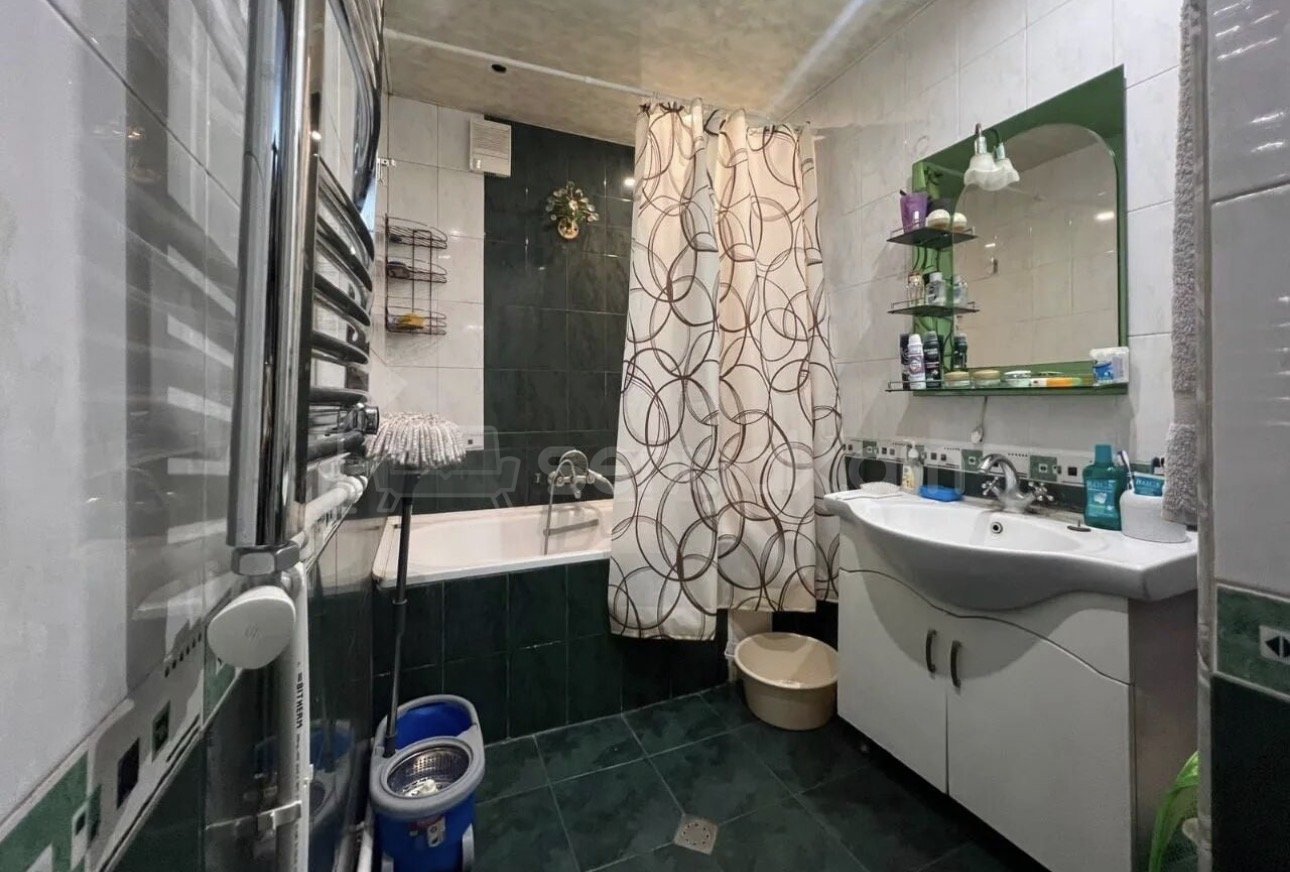 3 Սենյականոց Բնակարան Քարե Շենքում, 72քմ, 1/5 հարկ, Կապիտալ Վերանորոգված