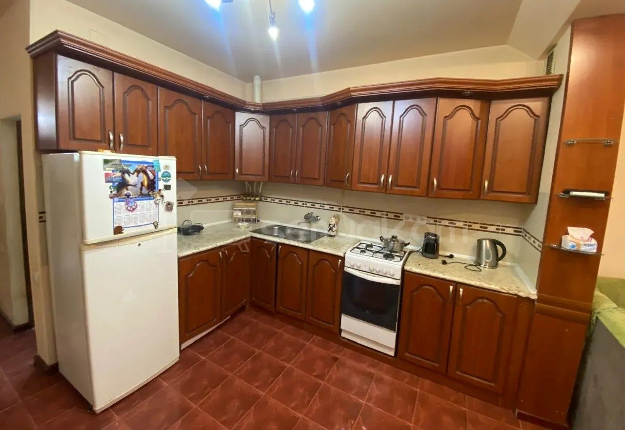 3 Սենյականոց Բնակարան Քարե Շենքում, 90քմ, 4/6 հարկ, Կապիտալ Վերանորոգված