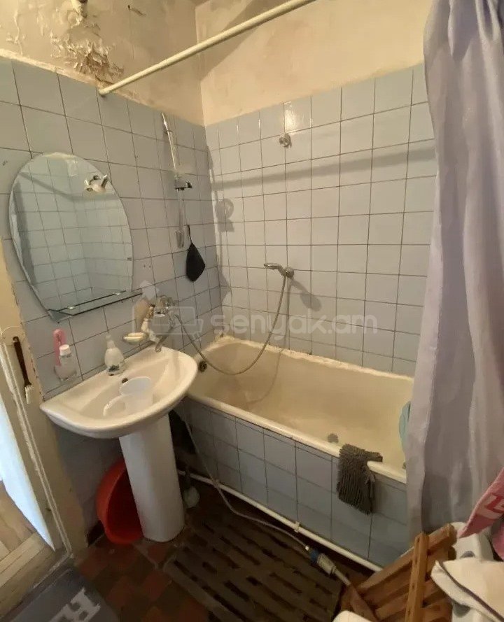 3 Սենյականոց Բնակարան Քարե Շենքում, 77քմ, 1/5 հարկ, Պետական Վիճակում