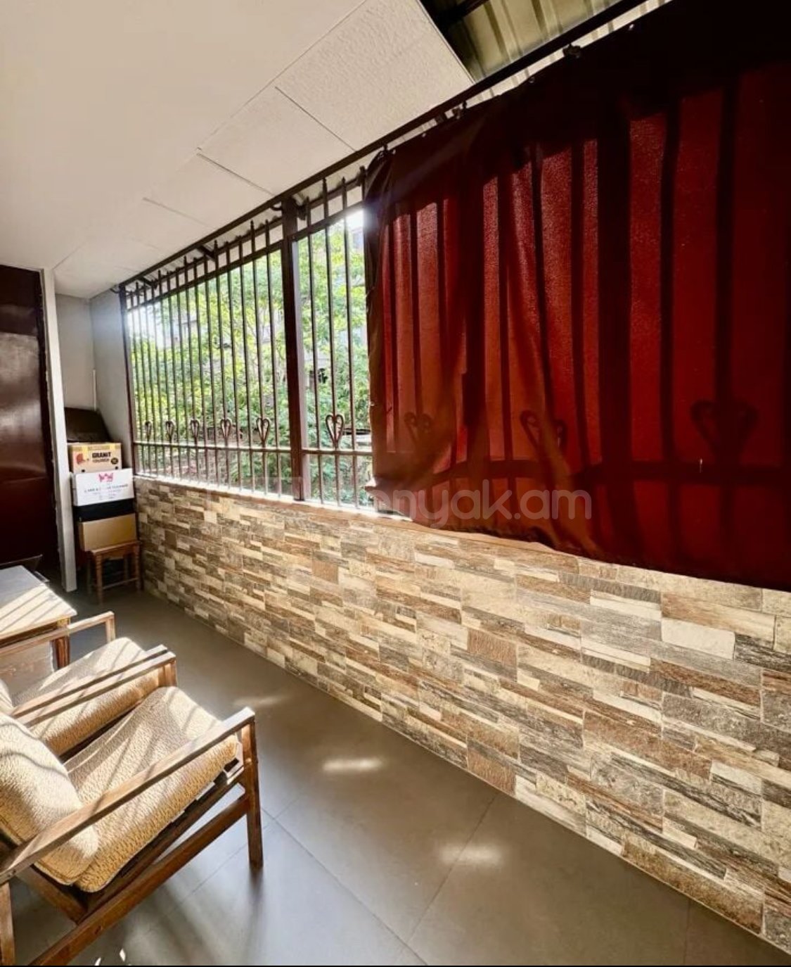 4 Սենյականոց Բնակարան Քարե Շենքում, 105քմ, 2/5 հարկ, Կապիտալ Վերանորոգված