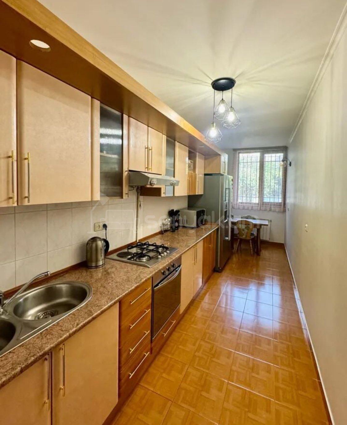 4 Սենյականոց Բնակարան Քարե Շենքում, 105քմ, 2/5 հարկ, Կապիտալ Վերանորոգված