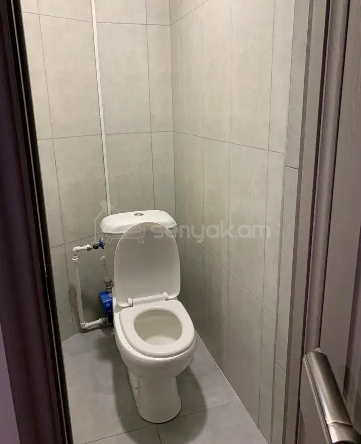 3 Սենյականոց Բնակարան Քարե Շենքում, 80քմ, 3/5 հարկ, Նորմալ Վիճակում