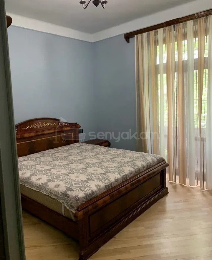 3 Սենյականոց Բնակարան Քարե Շենքում, 80քմ, 3/5 հարկ, Նորմալ Վիճակում