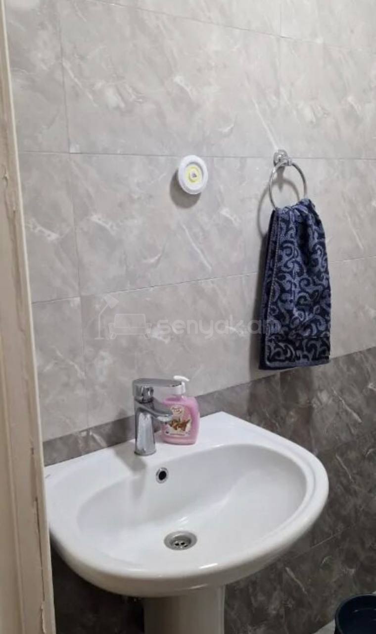 3 Սենյականոց Բնակարան Քարե Շենքում, 80քմ, 4/4 հարկ, Կապիտալ Վերանորոգված