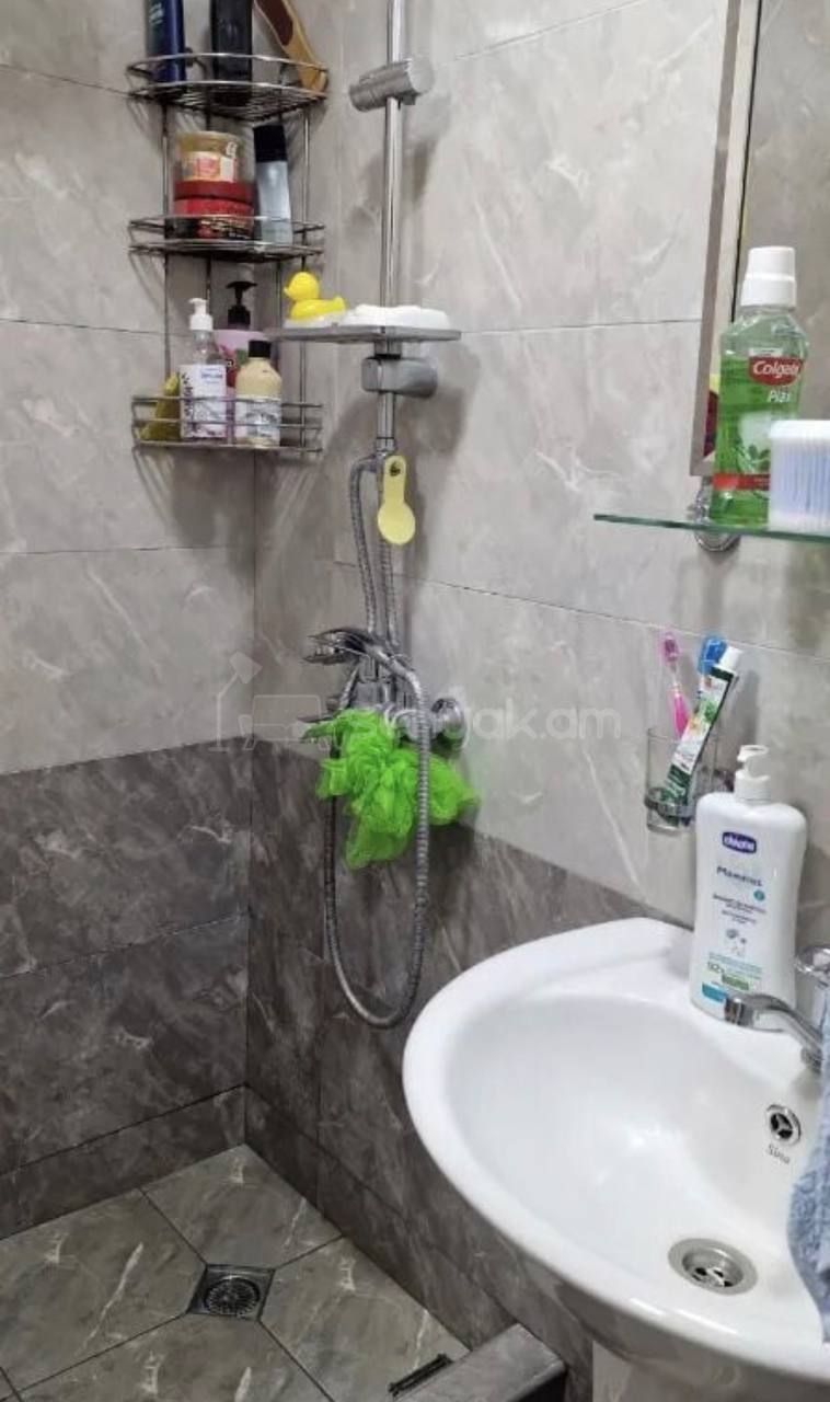 3 Սենյականոց Բնակարան Քարե Շենքում, 80քմ, 4/4 հարկ, Կապիտալ Վերանորոգված