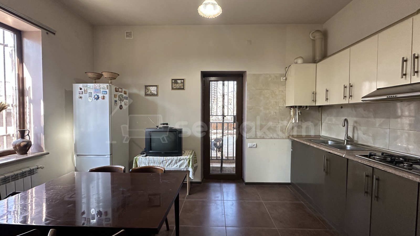 8 Սենյականոց Շքեղ Առանձնատուն, 300քմ, Ավտոտնակով