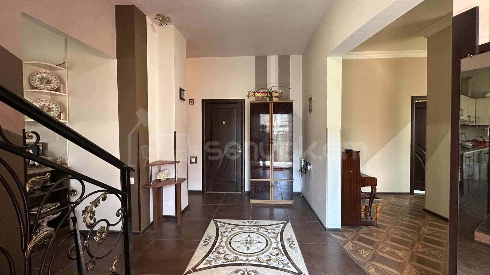 8 Սենյականոց Շքեղ Առանձնատուն, 300քմ, Ավտոտնակով